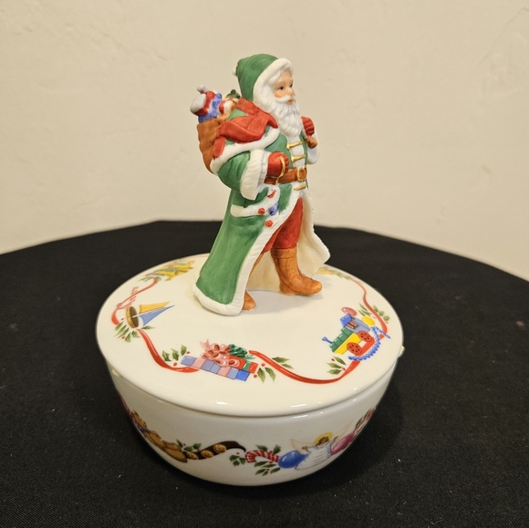 Lenox Victorian Santa Music Box - Picture 2 of 8